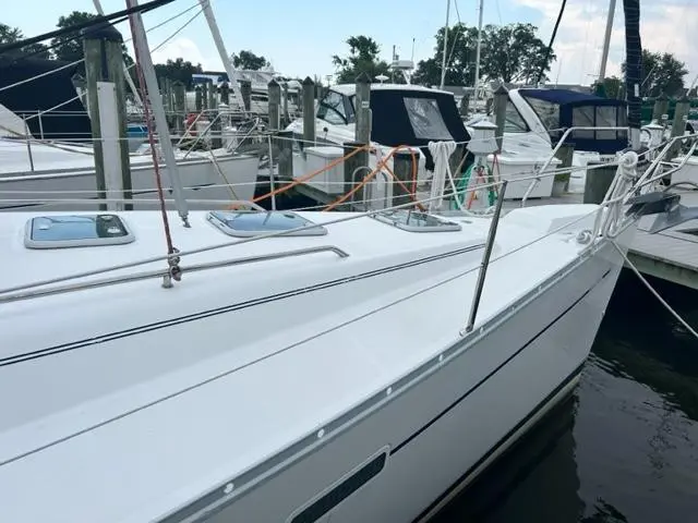 Used Sail Monohull for Sale 2003 BENETEAU 393 Boat Highlights