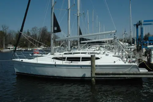 New Sail Monohull for Sale 2013 Hunter 33 Boat Highlights