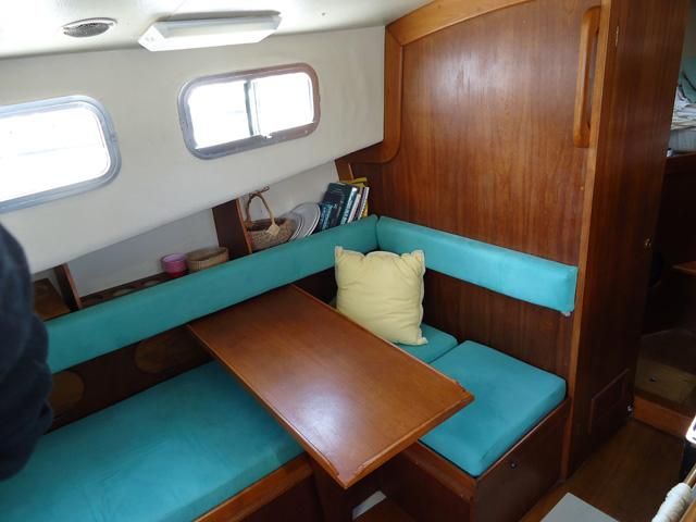 Used Sail Monohull for Sale 1979 Pilot House 25 Layout & Accommodations